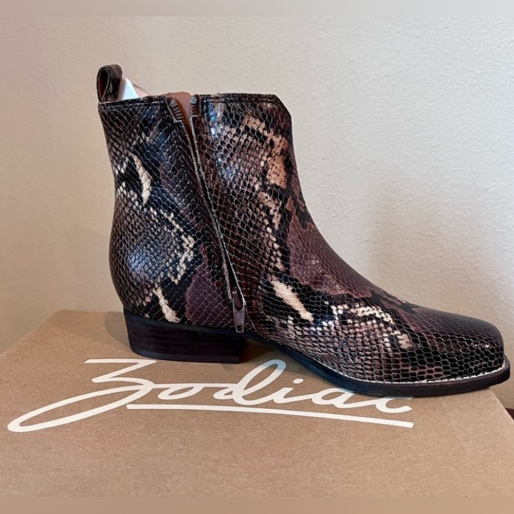 NWT Dark Zodiac Arrow Snakeskin Leather Square Toe Chelsea Boots new in box